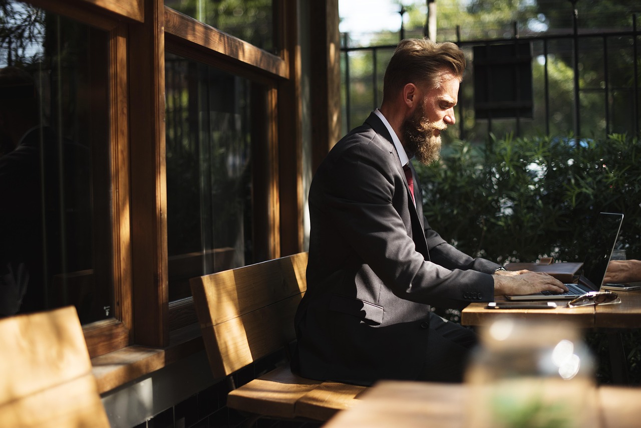 ブラック企業で仕事辞めたいけどお金ない場合の対策は？